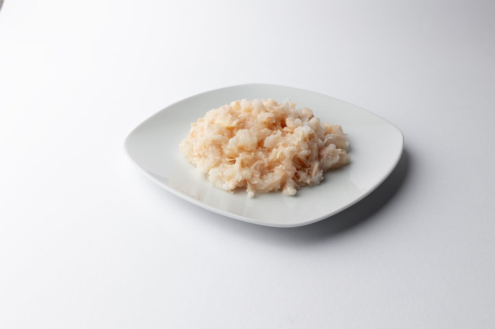 Obsah kapsičky P01 Chicken na bílém podlouhlém talířku