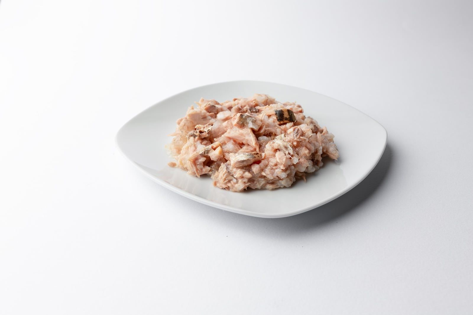 Obsah kapsičky P02 Tuna & Sardines na bílém podlouhlém talířku