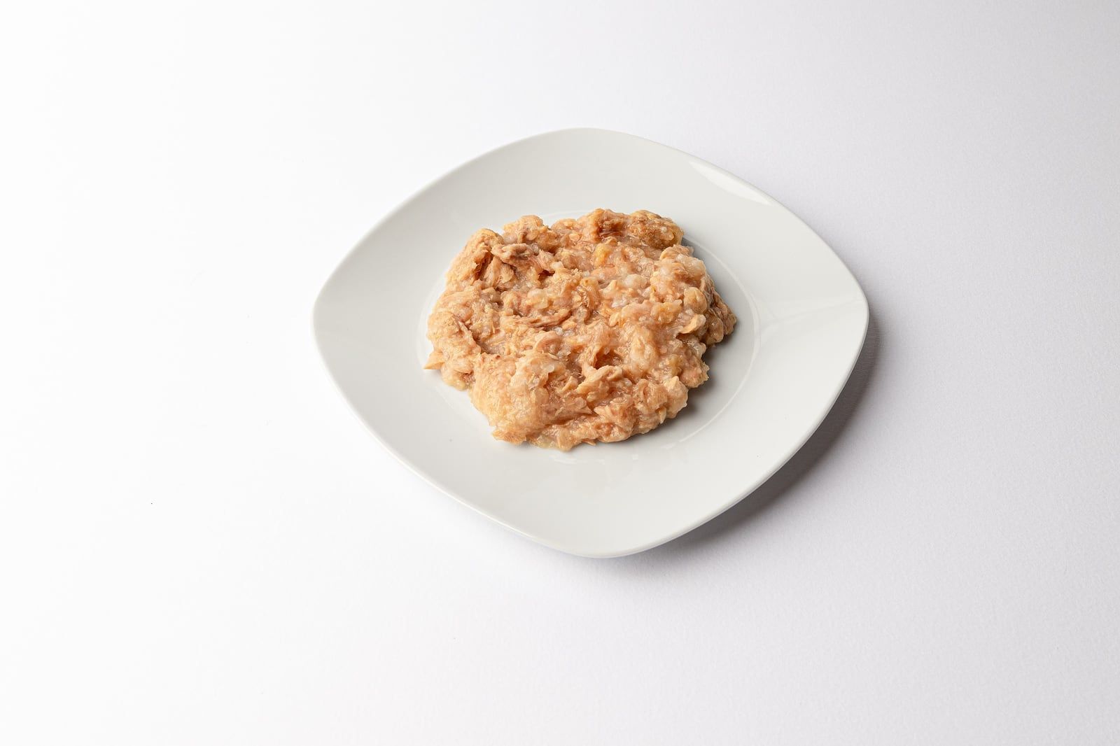 Obsah kapsičky P05 Tuna & Lobster na bílém podlouhlém talířku