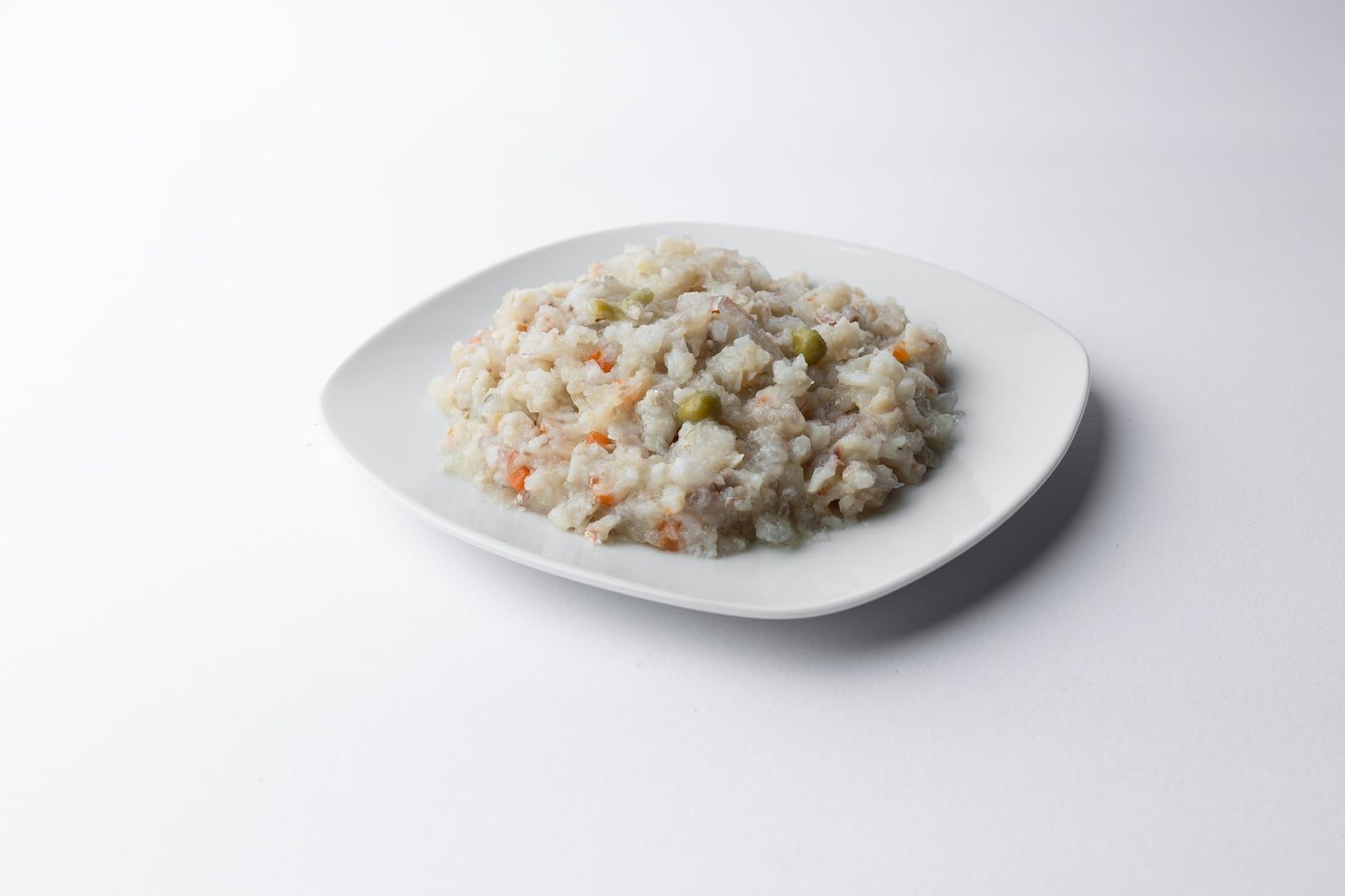 Obsah kapsičky P06 Sea Bream & Vegetables na bílém podlouhlém talířku