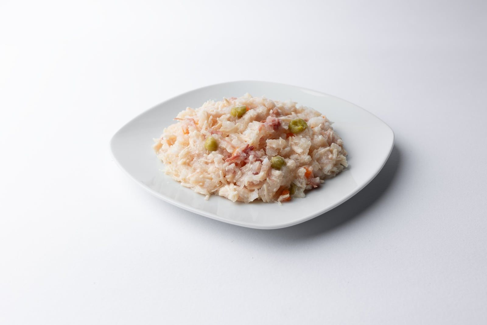 Obsah kapsičky P07 Chicken, Beef & Vegetables na bílém podlouhlém talířku