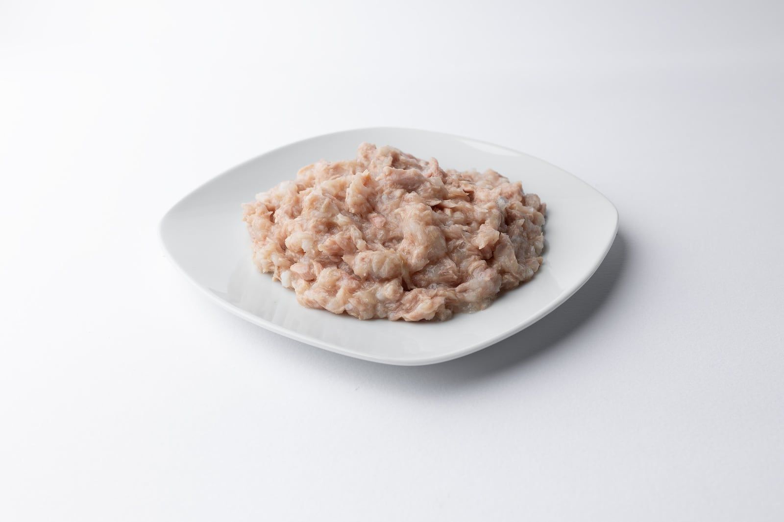Obsah kapsičky P08 Tuna na bílém podlouhlém talířku