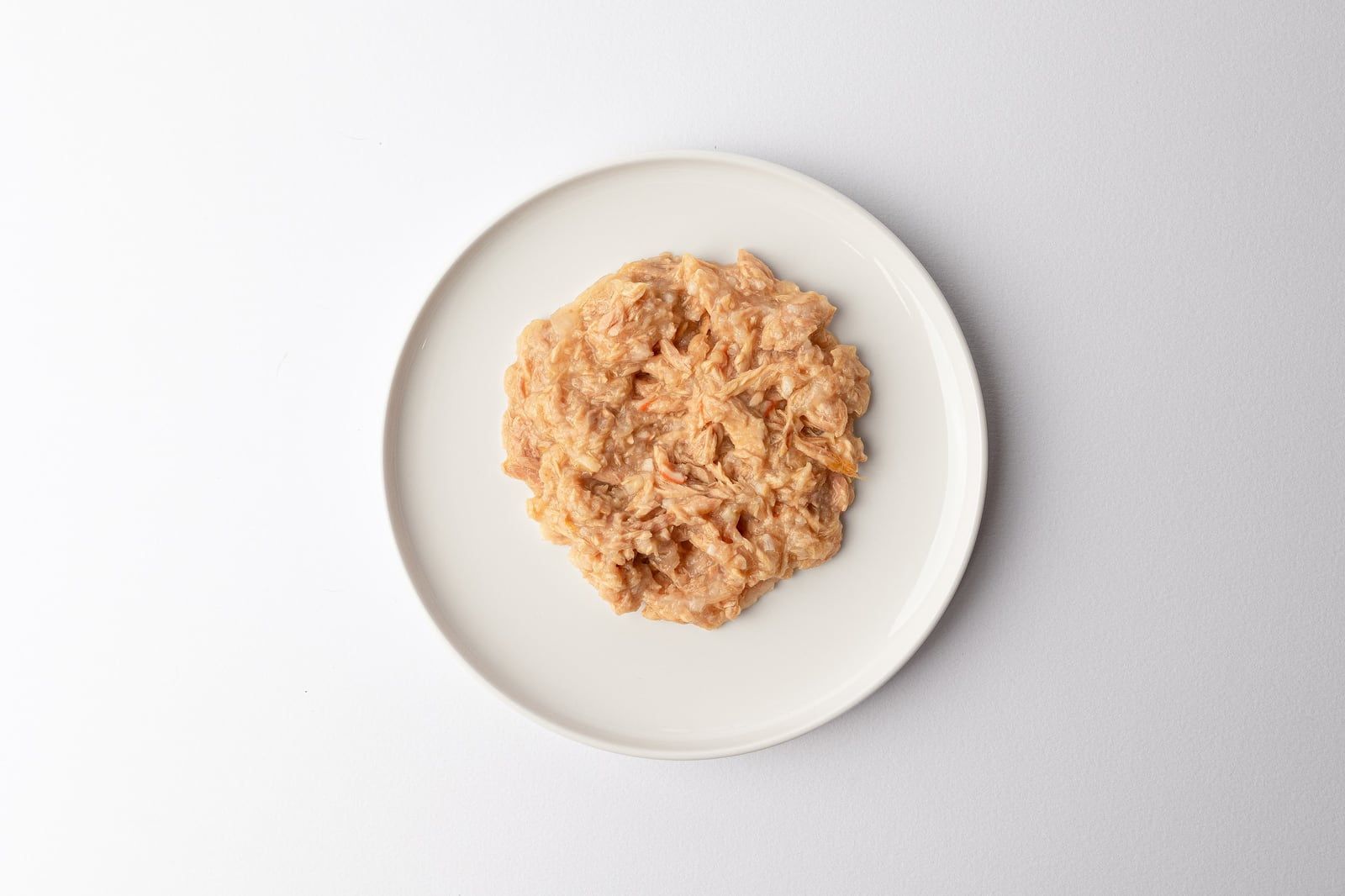 Obsah kapsičky P09 Bonito & Surimi na kulatém talířku, pohled shora