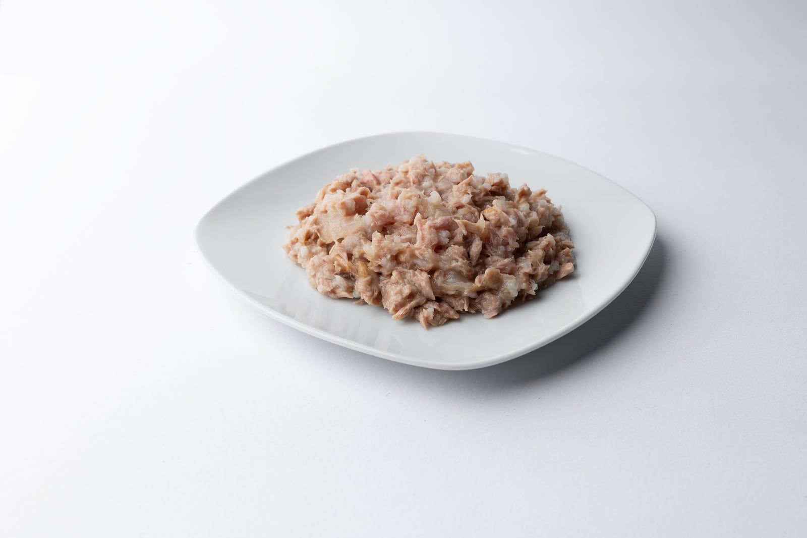 Obsah kapsičky P12 Tuna & Aloe na bílém podlouhlém talířku