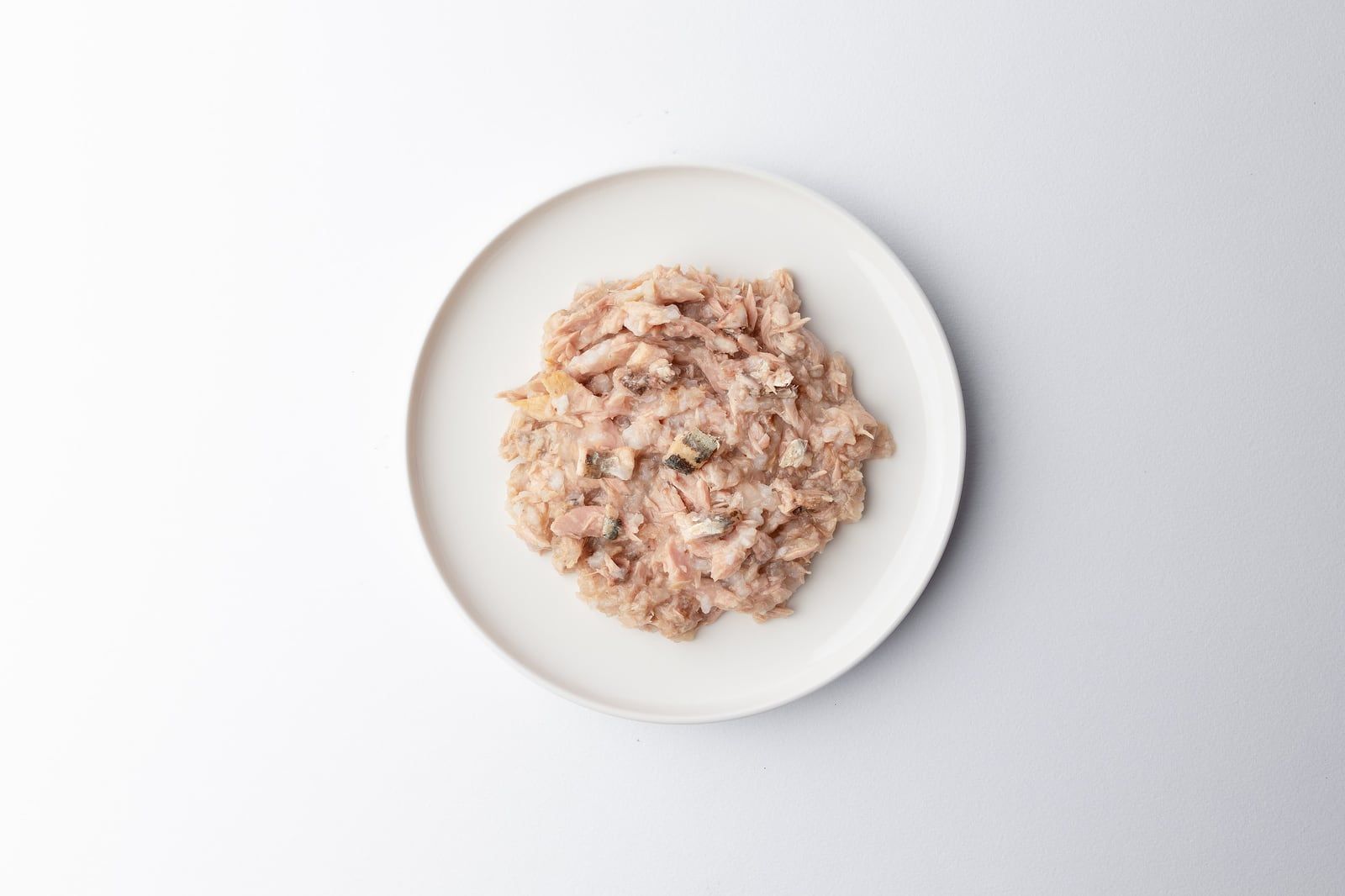 Obsah kapsičky P02 Tuna & Sardines na kulatém talířku, pohled shora