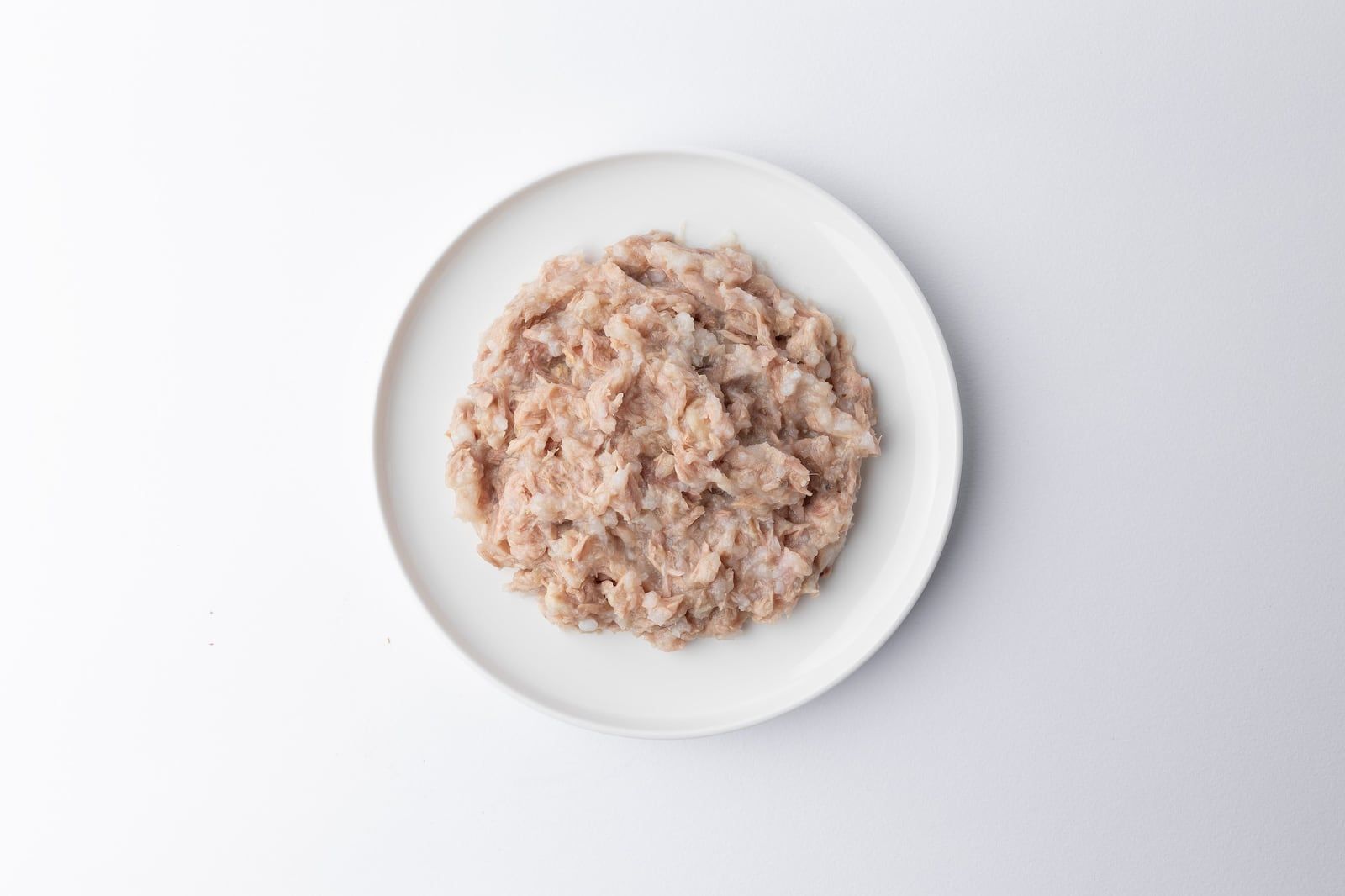 Obsah kapsičky P04 Tuna & Sea Bream na kulatém talířku, pohled shora