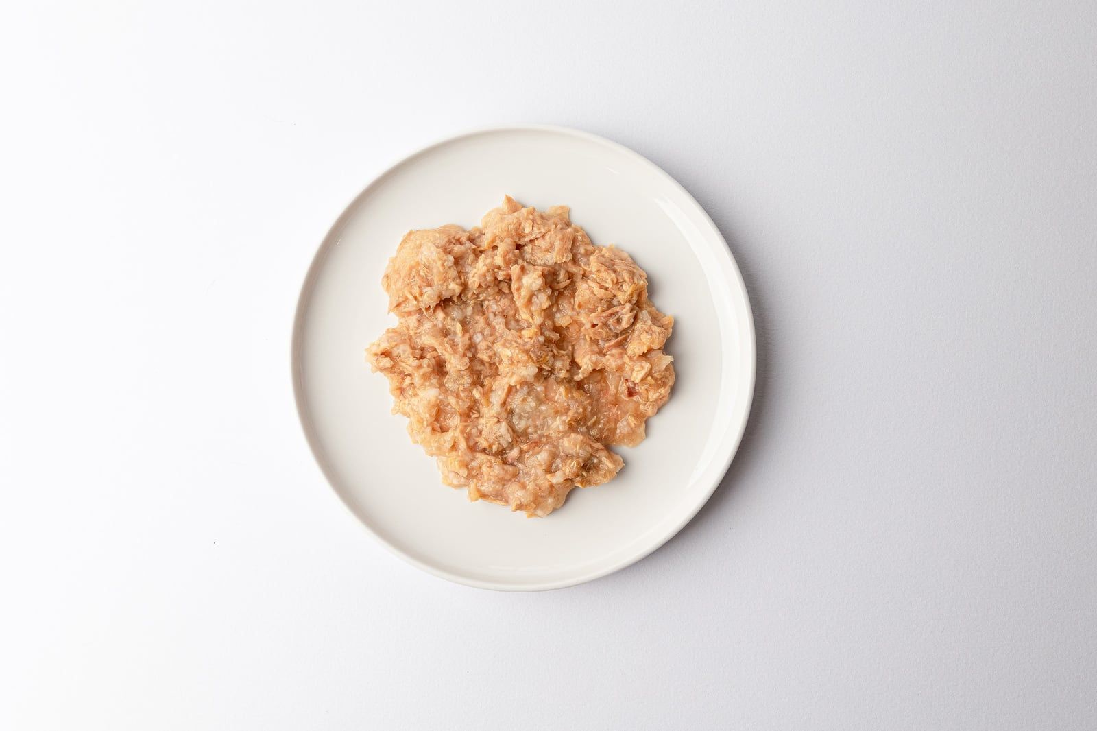 Obsah kapsičky P05 Tuna & Lobster na kulatém talířku, pohled shora