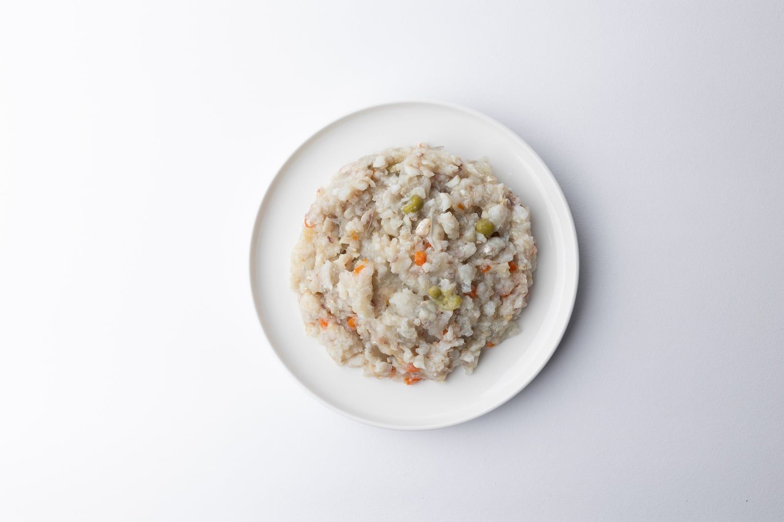 Obsah kapsičky P06 Sea Bream & Vegetables na kulatém talířku, pohled shora