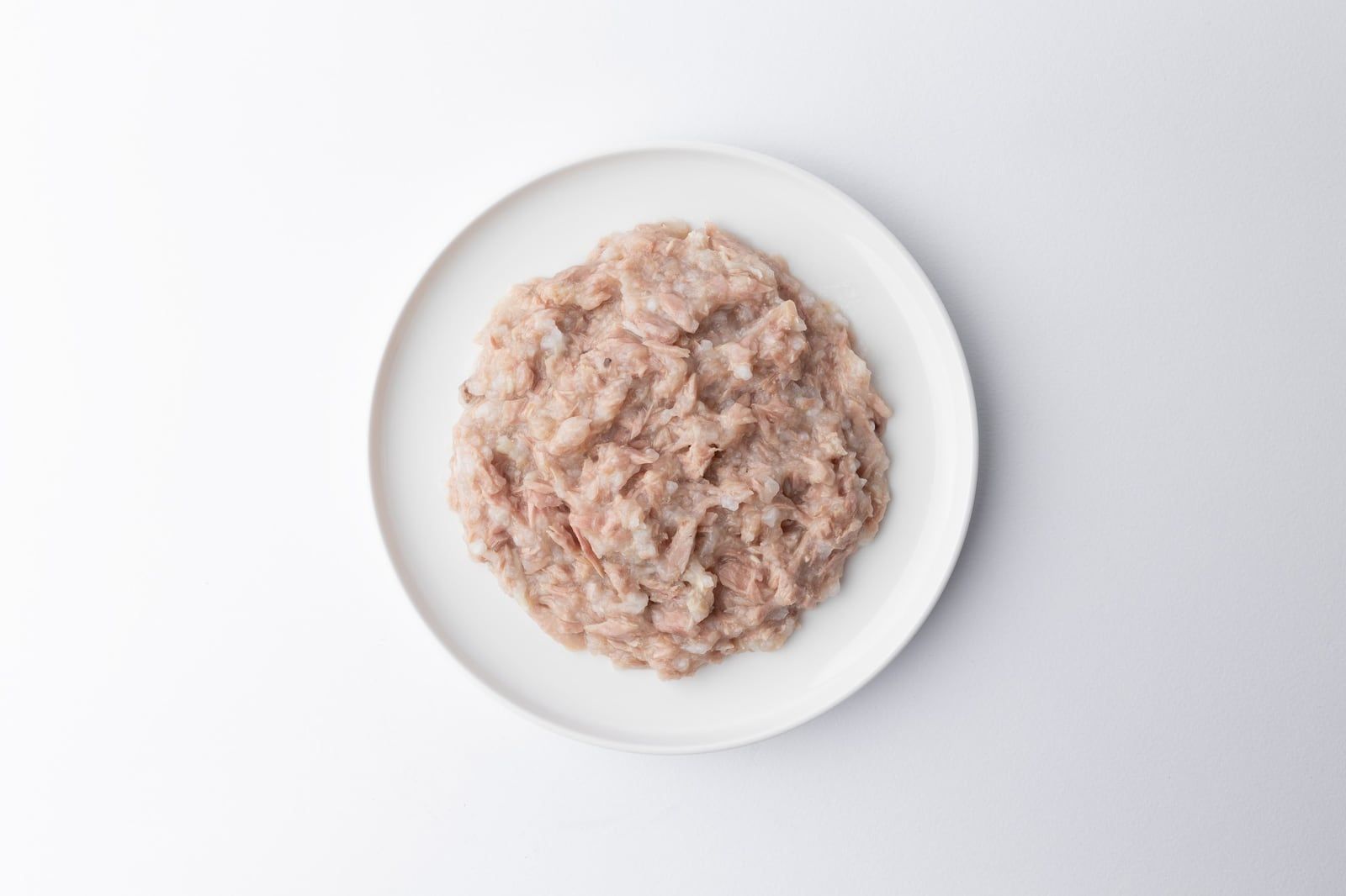 Obsah kapsičky P10 Tuna & Whitebait na kulatém talířku, pohled shora