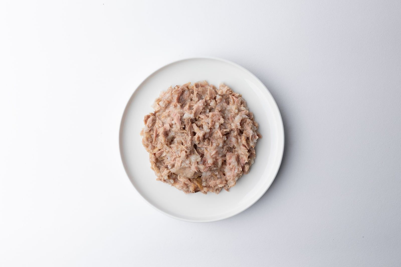 Obsah kapsičky P12 Tuna & Aloe na kulatém talířku, pohled shora