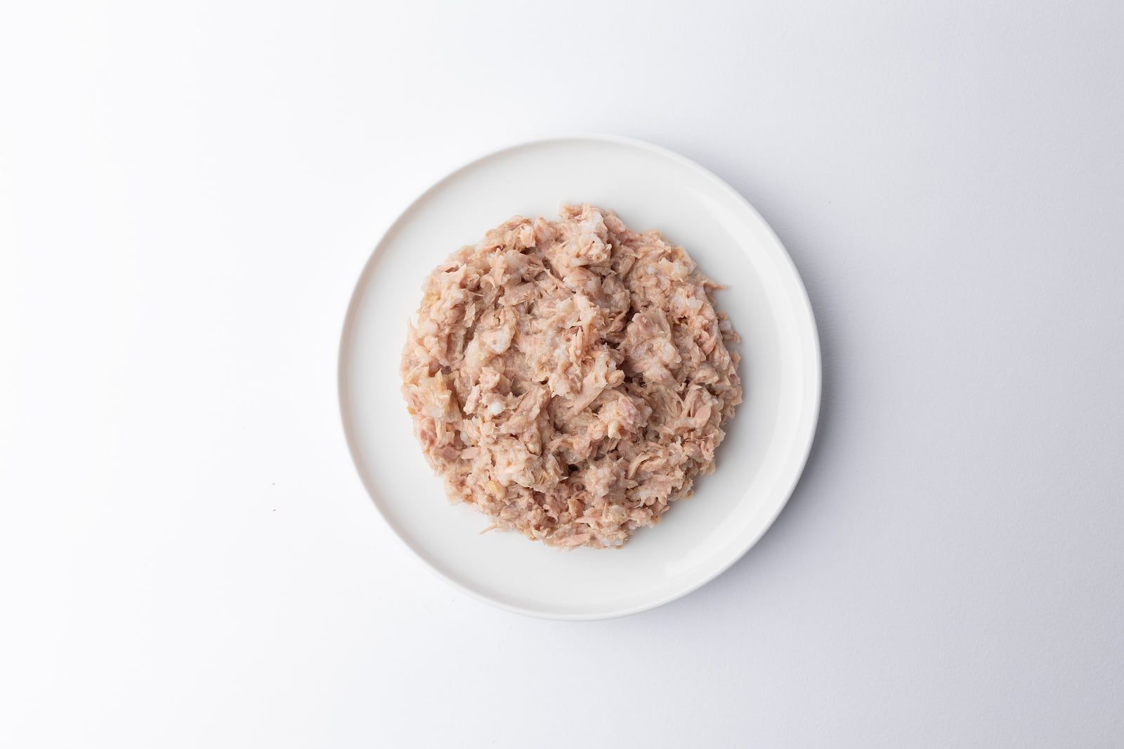 Obsah kapsičky P13 Tuna & Salmon na kulatém talířku, pohled shora
